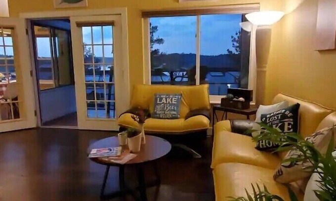 Oakhurst House | Tranquility Villa by the lake with green backyard. Free wifi, kayaks, bike, pool