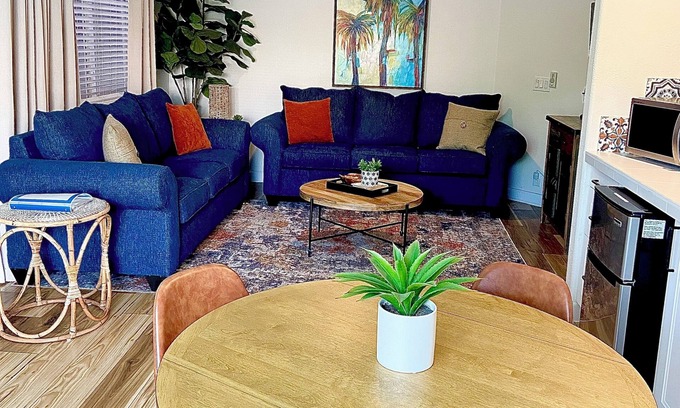 Chandler House | Travelers Paradise - A 5 Star Poolside Resort Getaway