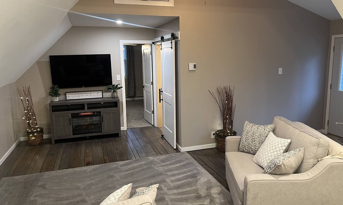 Parkdale Apartment | Tree house without the tree.