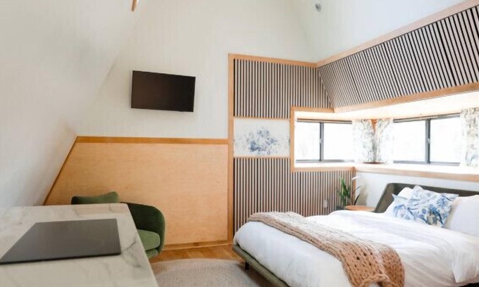 Sodus Cabin | Treehouse 5 · Honeymoon Treehouse Cabin & Spa w Private Hot Tub