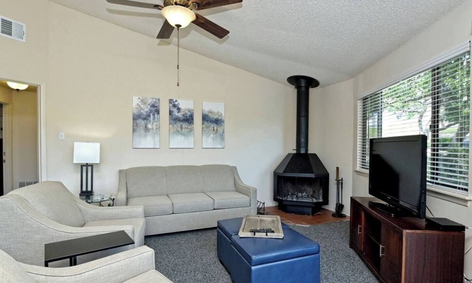 Lakeway House | Treehouse Bungalow with Community Pool & Hot Tub (#14)