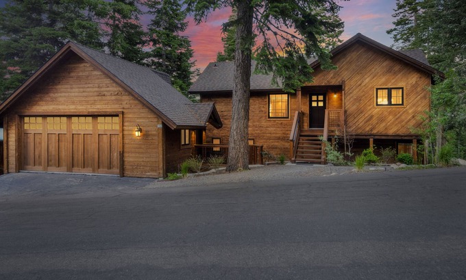 Kingswood Estates Cabin | Treehouse: Hot Tub, New Remodel, EV Charger, 3 King Beds, 2 En Suites