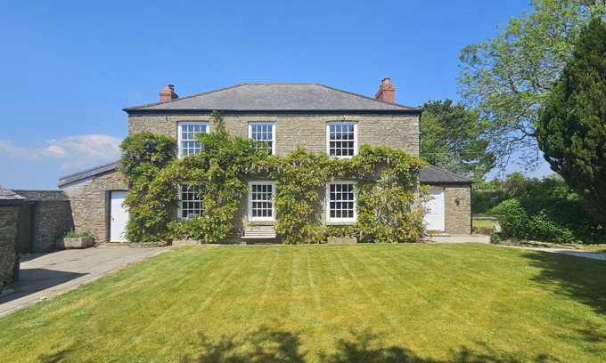 Ruan High Lanes Cottage | Tregongon House - a holiday home that sleeps 13 guests in 6 bedrooms