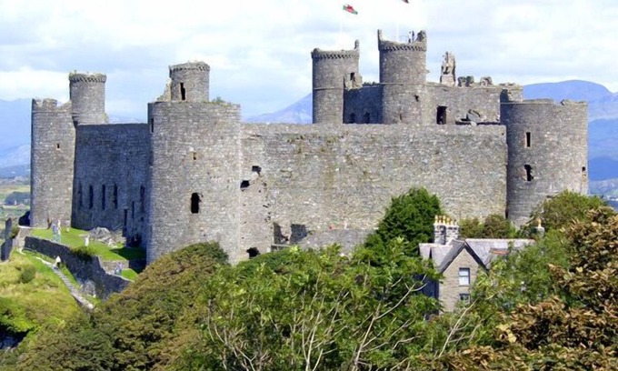 Llanfair Cottage | TREM Y MOR, family friendly, with a garden in Llanfair