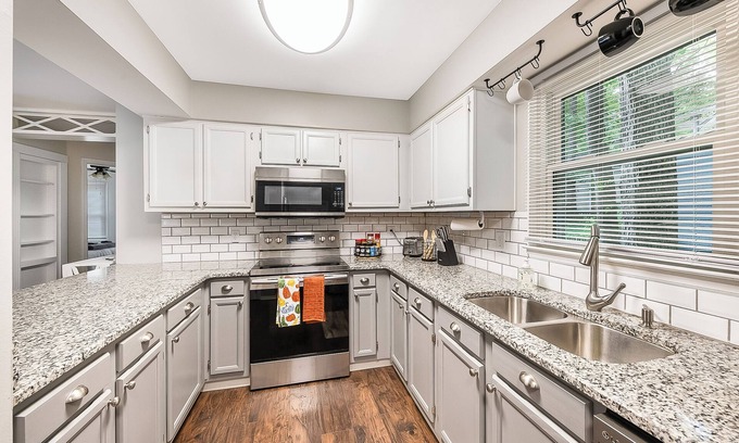 Northeast Raleigh House | Tri level Home w/basement & turf yard 15 min from DT Raleigh