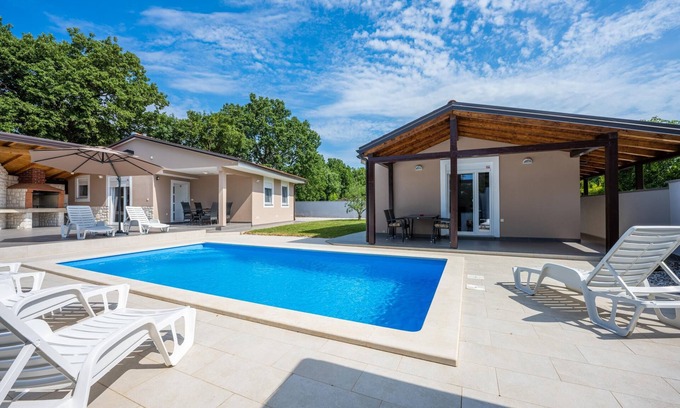 Valtura House | Trinetta - Modern House with Pool, BBQ, privacy in quiet area