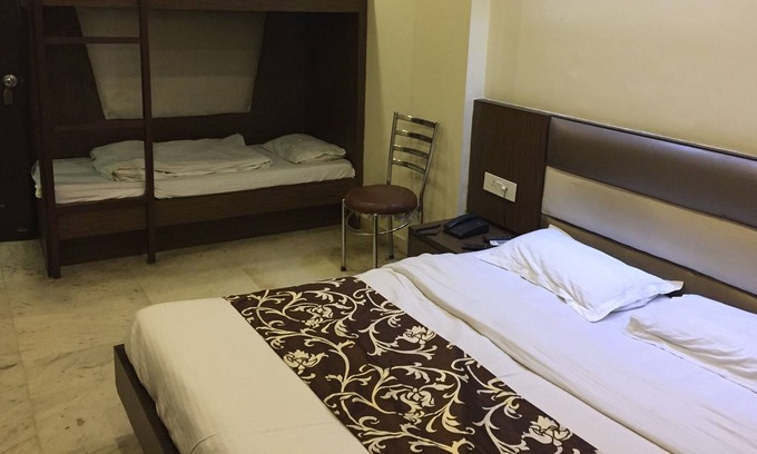 Paharganj House | Triple Bed AC Room with Breakfast in Central Delhi