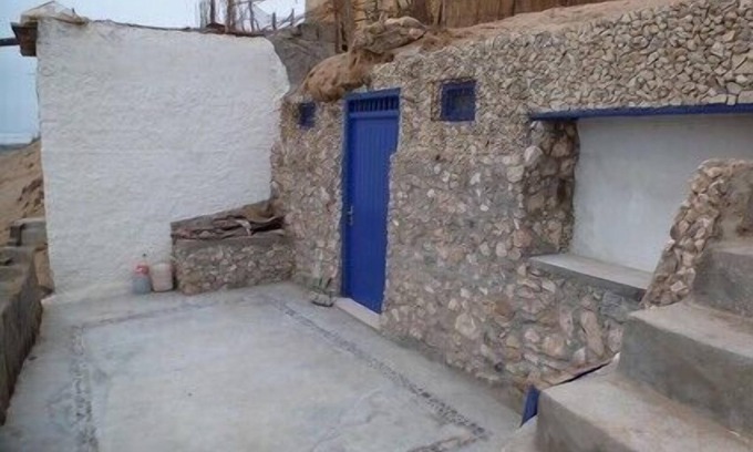 Tnine Aglou Cabin | Troglodyte dwelling fisherman facing the sea on sandy beach