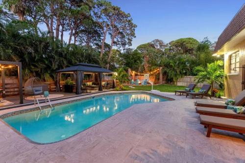 Seminole House | Tropical Oasis, 5 Mins to Beach