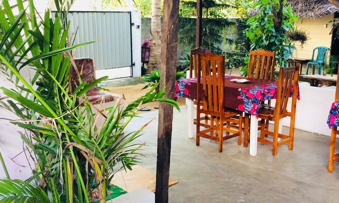 Pottuvil Division 2 Bed & Breakfast | Tropicana homestay