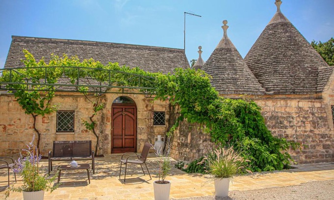 Locorotondo Villa | TRULLI OLISTICI