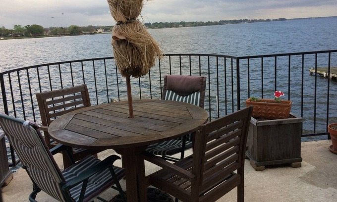 Seven Coves Condo | Tsui Manor @ 7 Viker, No. 5 - Fish or just relax on the balcony above the water