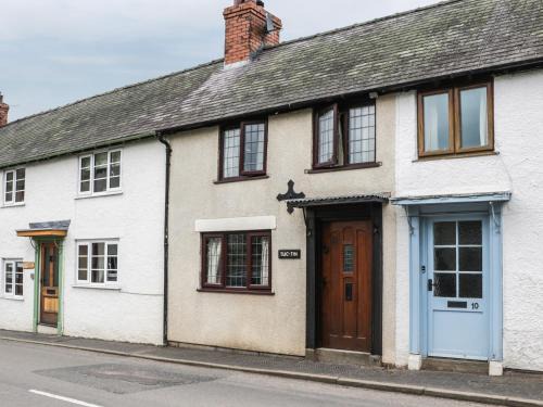 Clun House | Tuc - Tin