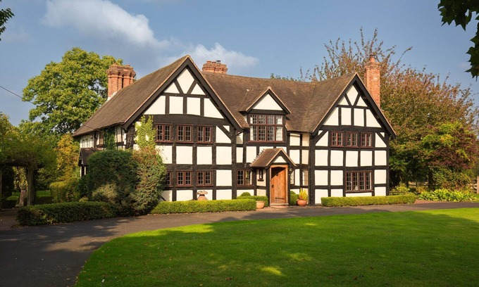 Dunhampton Cottage | Tudor Manor - pet friendly with hot tub near Ombersley