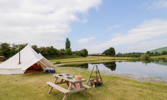 Great Witley Cottage | TUMBLING TOM, pet friendly, with open fire in Great Witley