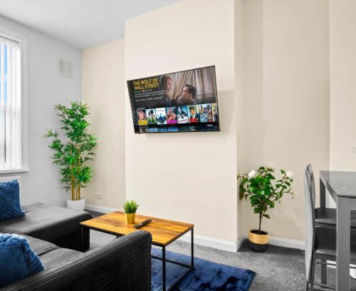 West Bromwich Apartment | Two Bedroom Apartment - West Brom - Fast WiFi - Parking - Sleeps 3 WBB