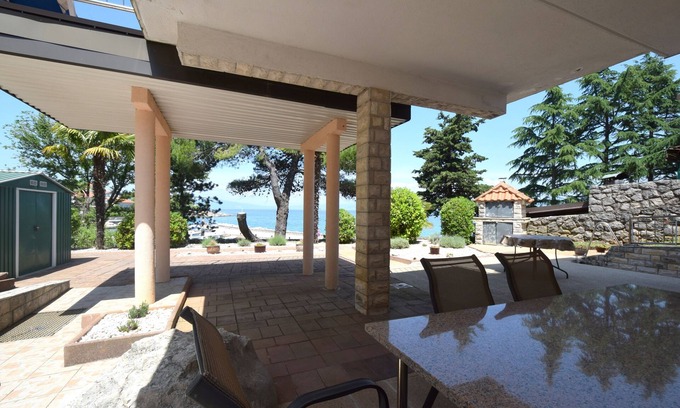 Vantacici Apartment | Two bedroom apartment near beach Vantačići, Krk (A-19406-c)