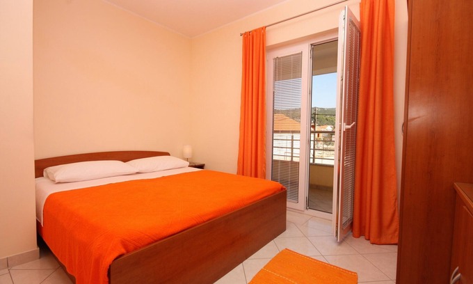 Vinisce Apartment | Two bedroom apartment with terrace and sea view Vinišće, Trogir (A-5229-b)