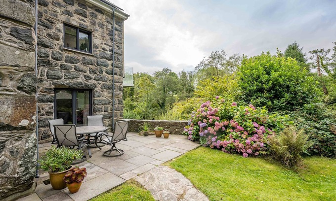 Criccieth Cottage | Two Bedroom Holiday Cottage On The Banks of The River Dwyfor | Melin-Dwyfor