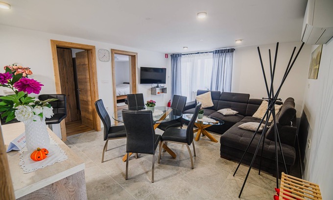 Bistrica ob Sotli Apartment | Two Bedroom Apartment Trta with Hot Tub