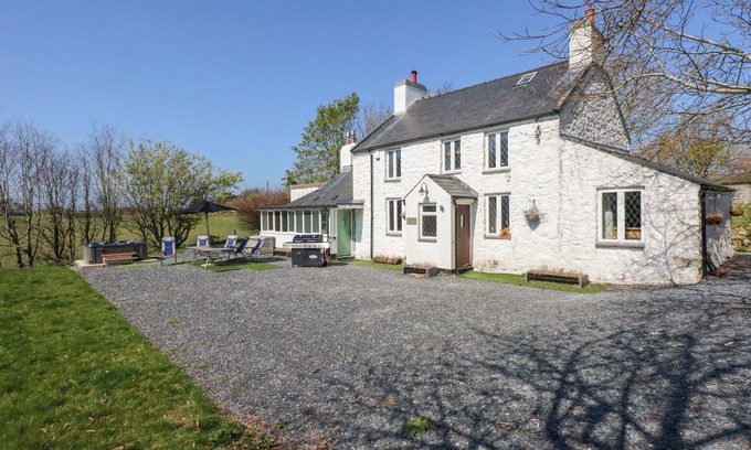 Garn Fadryn Cottage | TY'N PWLL FARM, pet friendly, character holiday cottage in Nefyn