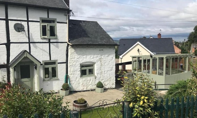 Montgomery House | Ty Twty, Montgomery Cottage