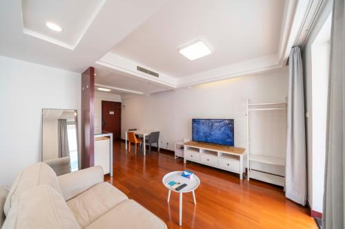 Wantiguan Apartment | Tyms Xujiahui Modern 1BR APT