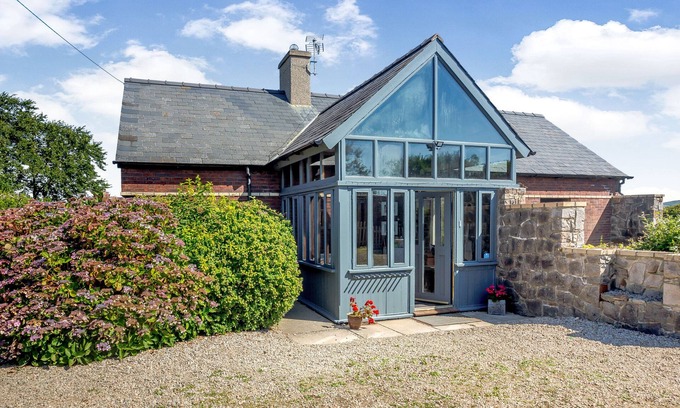 Garn Fadryn Cottage | TYN MORFA, pet friendly, country holiday cottage in Aberdaron