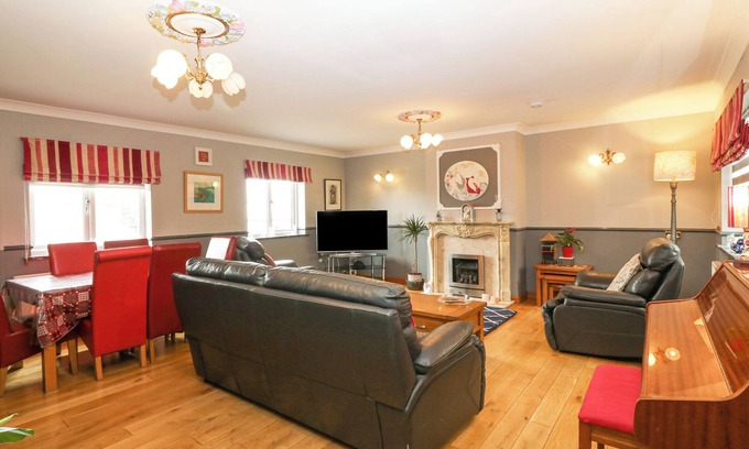 Bodorgan Cottage | TYN RALLT ICE CREAM FARM, family friendly, with hot tub in Newborough