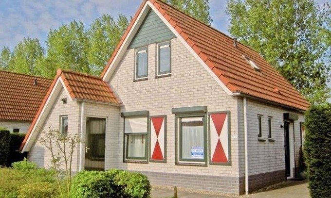 Breskens House | Type Zeemeeuw located at the Schoneveld holiday park is a tough holiday home with great comfort (87 m2). Around the House there is a garden with driveway for the car.