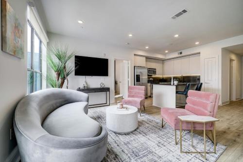 Montrose Apartment | UBP - Resort meets Apt in vibey Montrose Houston