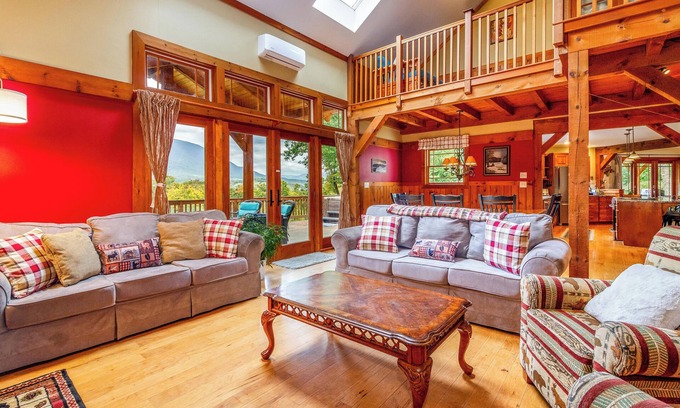 Sunderland House | UNBELIEVABLE MOUNTAIN VIEWS! Convenient to Manchester,skiing,outlets