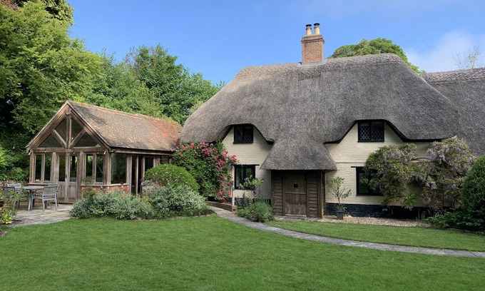 Blandford Forum House | UNDER ACRE COTTAGE, family friendly in Winterborne Whitechurch