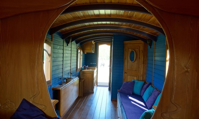 Sulniac Bed & Breakfast | Une roulotte et des chevaux