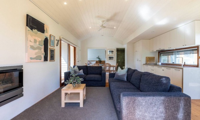 Barwon Heads House | Unique 2 bedroom riverside Boathouse in central Barwon Heads