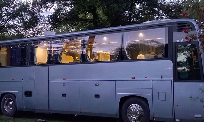 Bourg House | Unique and unusual: "Iliade" bus in a green and relaxing environment