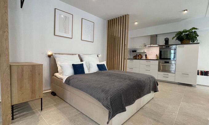 Rathaus Apartment | Unique city center studio with carport