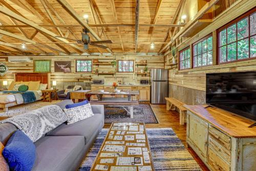 Eureka Springs Apartment | Unique Eureka Springs Cabin Deck and Forest Views!
