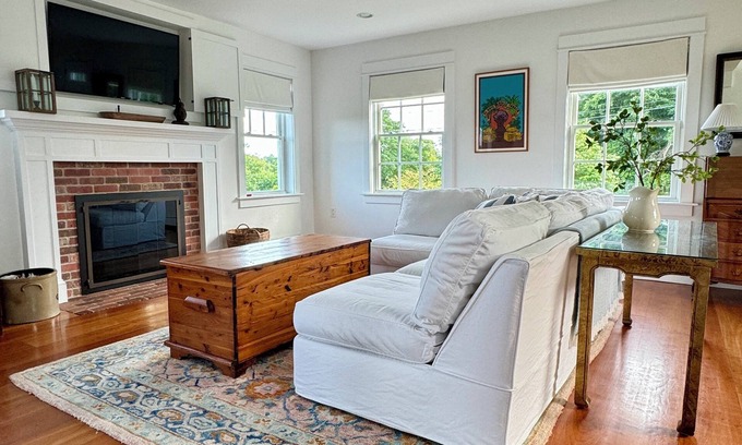 Middletown House | Unique Expansive Property close to Third beach and Sweet Berry Farm