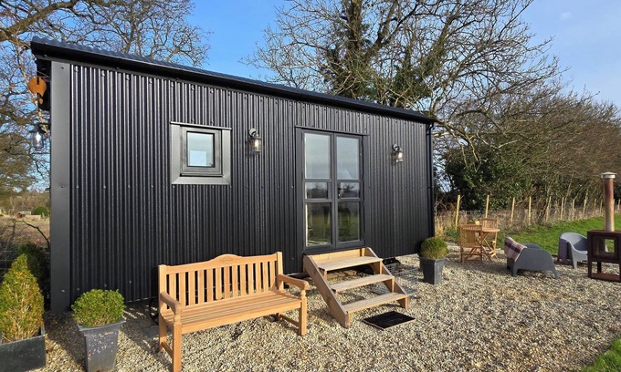 Laverton Apartment | Unique Shepherd's Hut in the Cotswolds, pet friendly, a glorious retreat