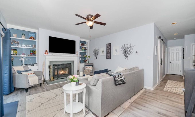 Ashbrook - Clawson Village Condo | Unique South End Gem w Fenced Yard! Minutes To Uptown & South Park w King Suite & Private Library!