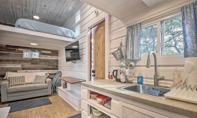 North San Antonio - SAT Apartment | Unique Stay: 'tiny Everest' San Antonio Home!