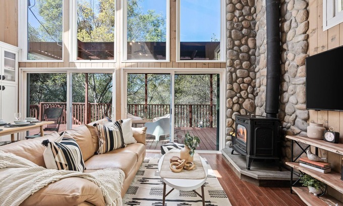 Three Rivers Cabin | Unique Treehouse Cabin on boulders 2 miles from Sequoia National Park