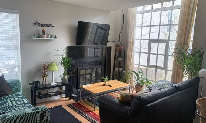 Fourth Ward House | Unique & Vivid Uptown Oasis | ☀Balcony | ♛King Bed
