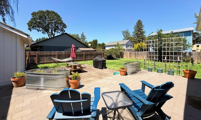 McMinnville Other | Updated 3-bedroom historic farmhouse, amazing kitchen, walk to Linfield in 5 min