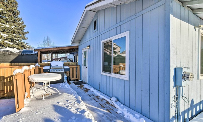 Bayshore - Klatt Apartment | Updated Townhome: Near Airport & Shopping!