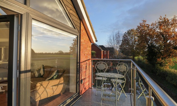 Calne Cottage | UPPER ANNEX, pet friendly in Quemerford