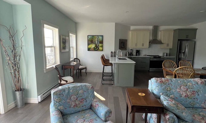 Little Pond Apartment | Upper level end unit