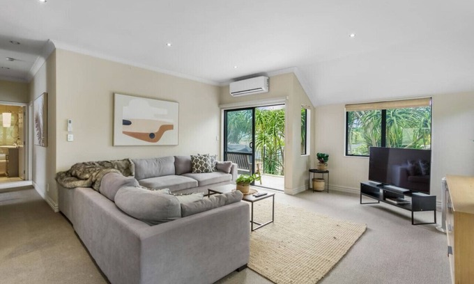 Greenlane - Ellerslie Apartment | Upper Floor 2BR Unit near Eastern Auckland Beaches