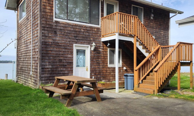 Coos Bay Apartment | Upper Water front Condo